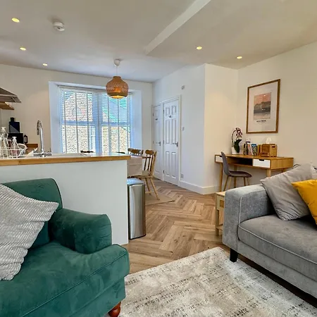 1 Thornbarrow - Spacious Townhouse In The District * Windermere