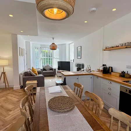 1 Thornbarrow - Spacious Townhouse In The District Holiday home